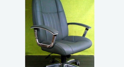 Перетяжка офисного кресла кожей. Климовск